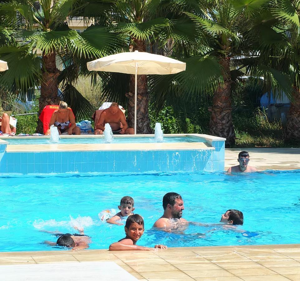 Skys Beach Hotel 마나브가트 외부 사진